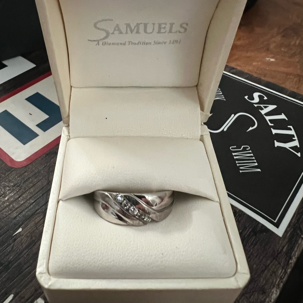 Very nice mens wedding band.